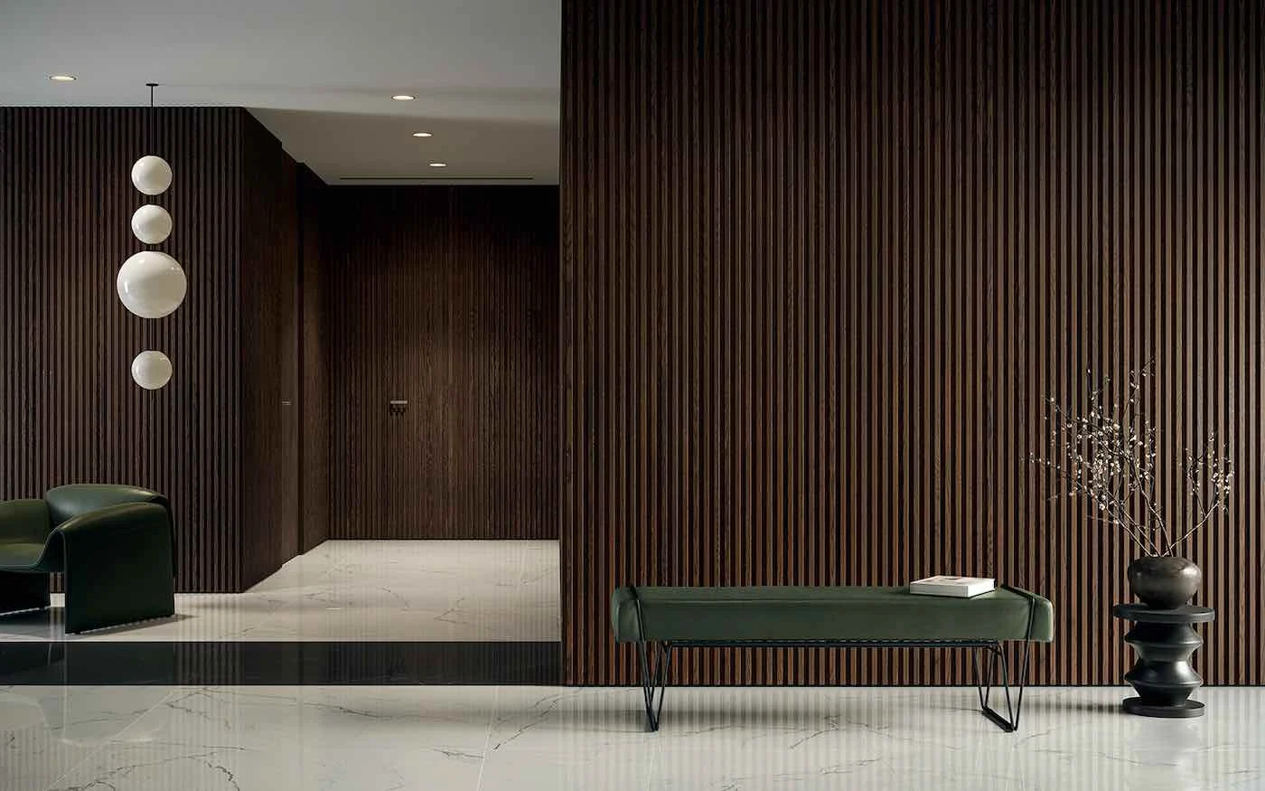 Boiserie Garofoli Strips Wood in rovere cuoio scuro, con doghe verticali e porta coordinata
