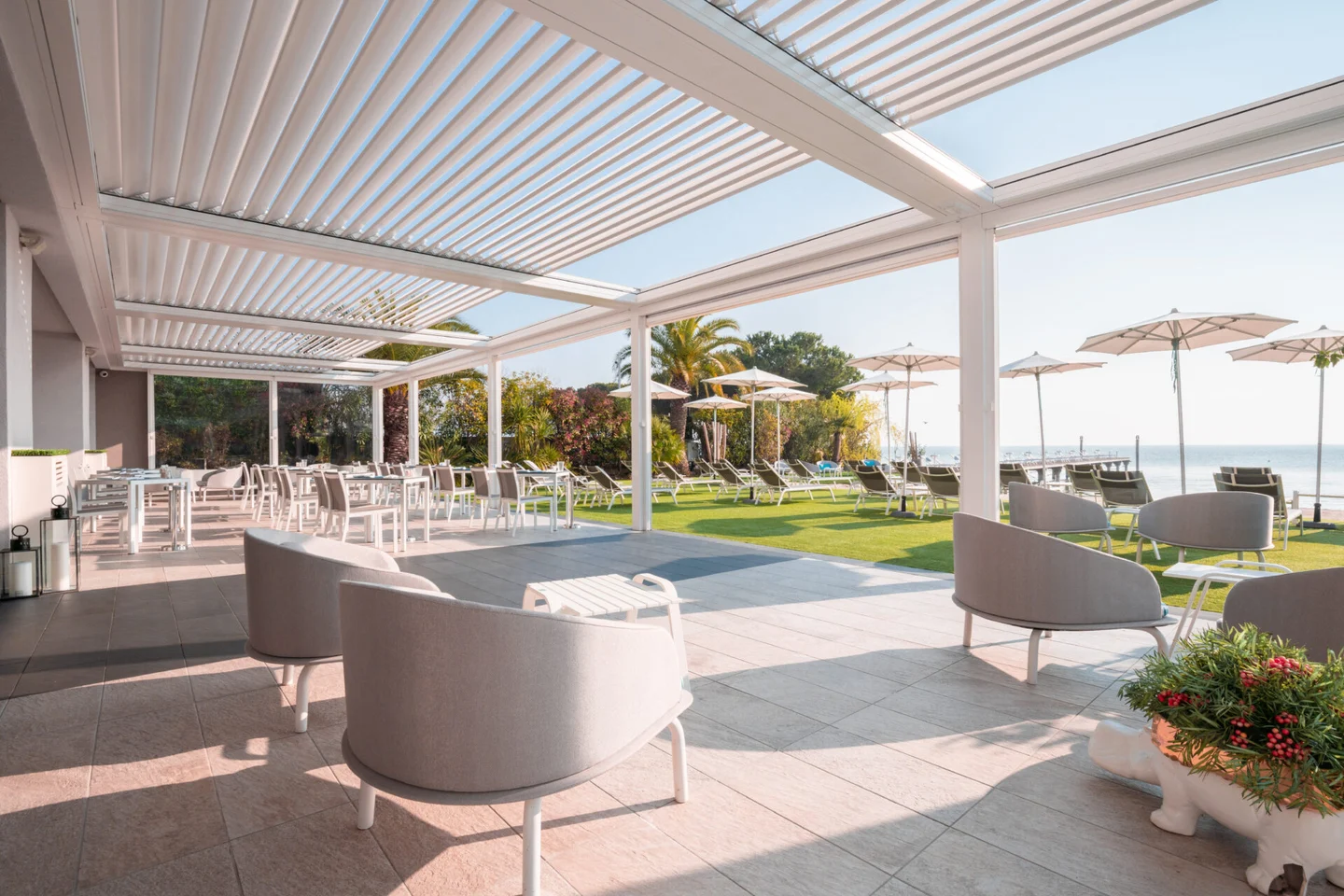 Pergola bioclimatica KE Kedry Skylife con salotto all’aperto sul Lago di Garda